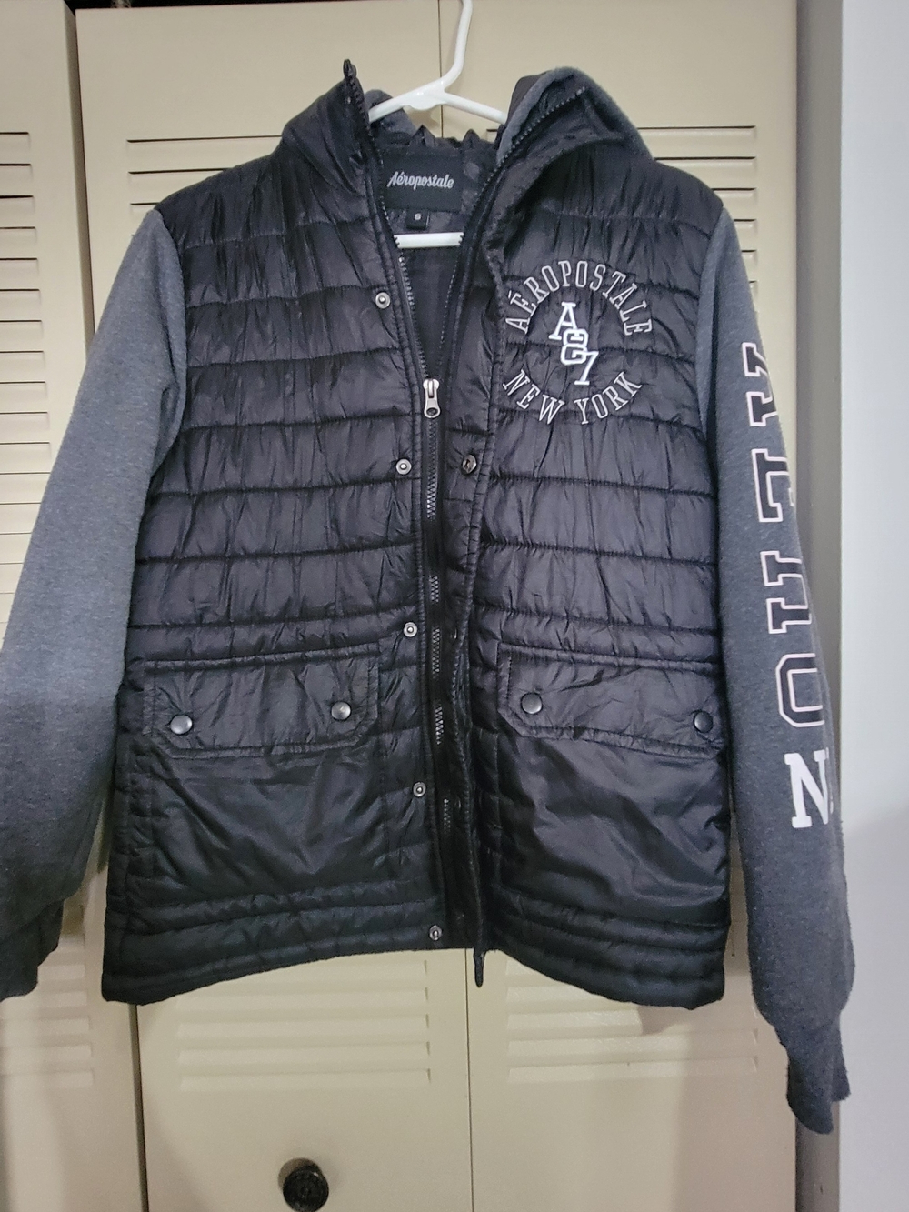 Aeropostale Men's Black Quilted Puffer Jacket with Gray Sleeves